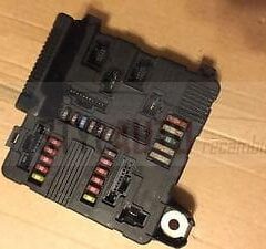 Caja de fusibles / Renault Megane 2 UPC X84 N3 8200306033A SIEMENS S118399300J S118399300