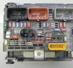 caja reles / fusibles peugeot 308 1.6 16v (120 cv) 9664706280