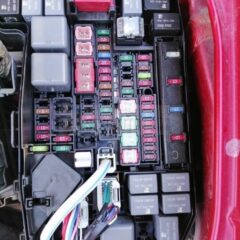 caja de fusibles toyota auris hibrido